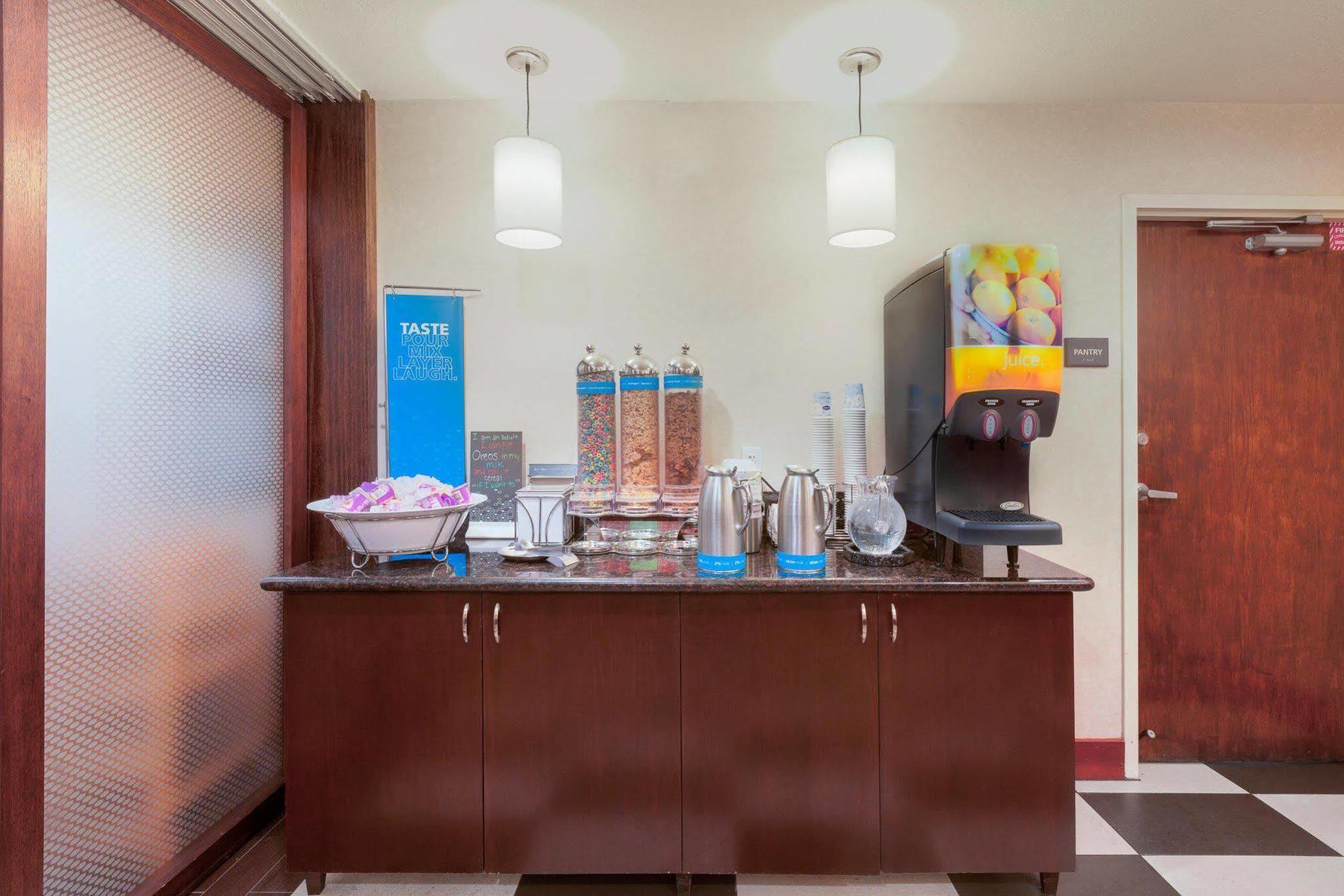 Springhill Suites By Marriott San Diego Mission Valley Екстериор снимка